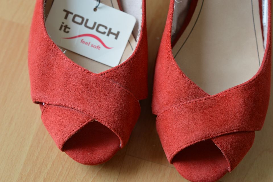 Neue TAMARIS Damen-Schuhe (Pumps) Gr. 39 Wildleder rot in Langen (Hessen)