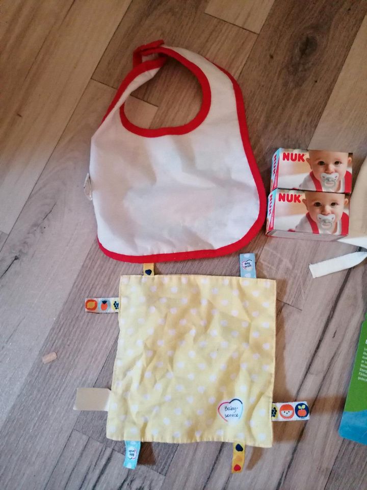 Babyset 2 NUK Schnuller Mütze Latz knistertuch tlw Neu in Leipzig