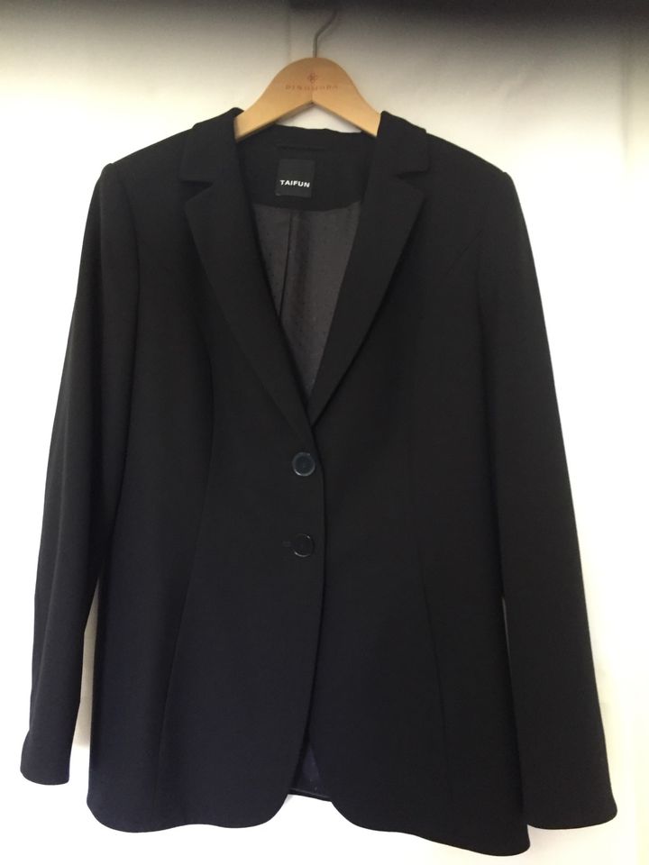 Schwarzer Blazer (mit Hose) in Köln