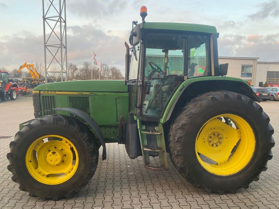 John Deere 6600 in Bakum