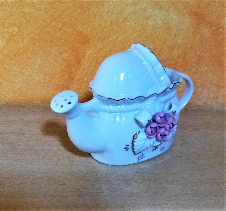 unbenutzte weiße Miniatur Porzellan- Gießkanne / Vase in Salzwedel