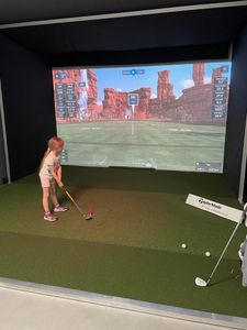 trapezförmiger Netzkäfig in SCHWARZ = die Basis für Ihren großzügigen  GolfSimulator, ballsicher, einfach aufzubauen, sofort verfügbar ab Lager -   - Indoorgolf, Golfsimulator, SkyTrak