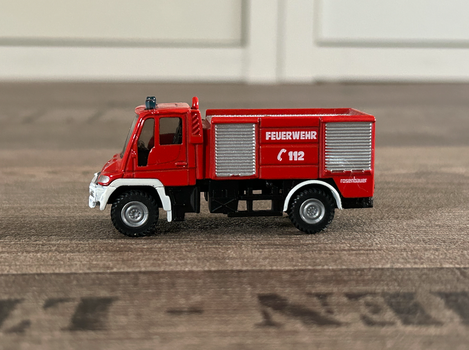 Modellfeuerwehrauto Siku 1068 Feuerwehr Mercedes Benz Unimog in Karlstadt