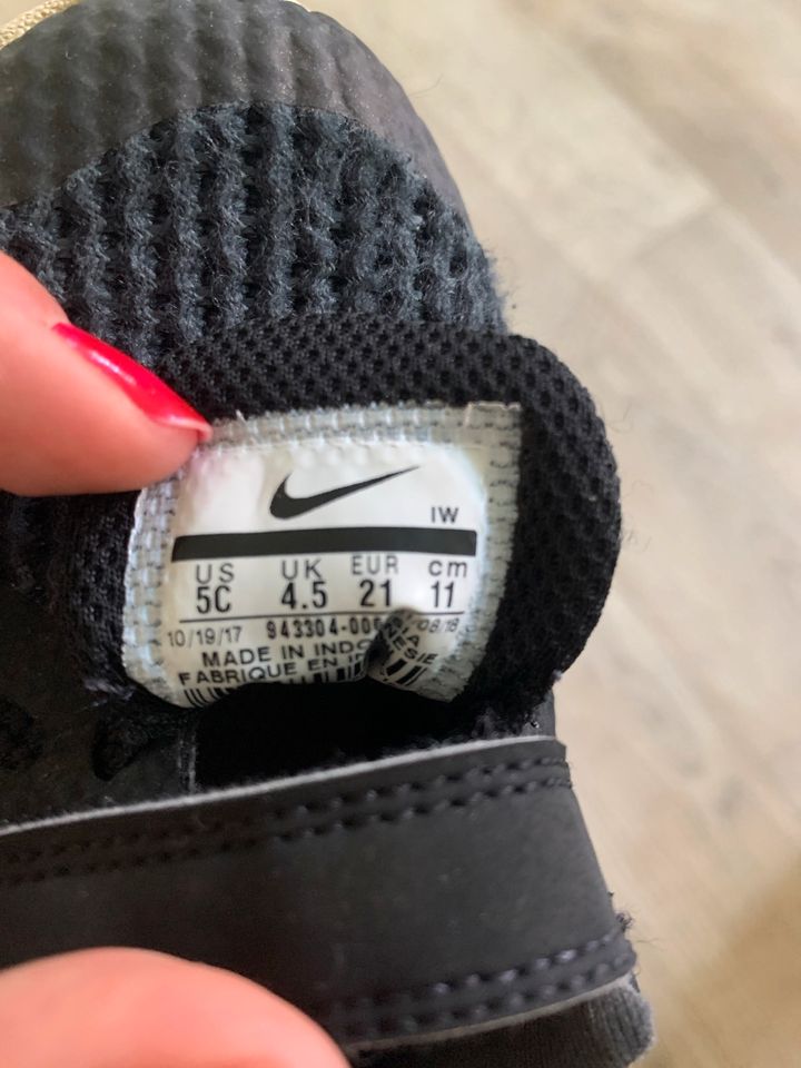 Süße Baby Nike Sneaker 21 in Bad Schwartau