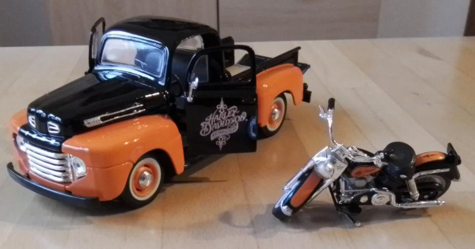 Ford F-1 Pick-Up 1948 + Harley Davidson Duo Glide Custom 1:24 in Babenhausen