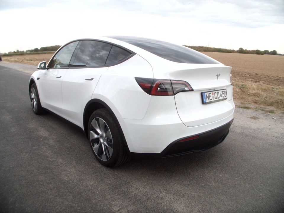 Tesla Model Y mit AHK nur 3417 km MwSt awb. in Neuss