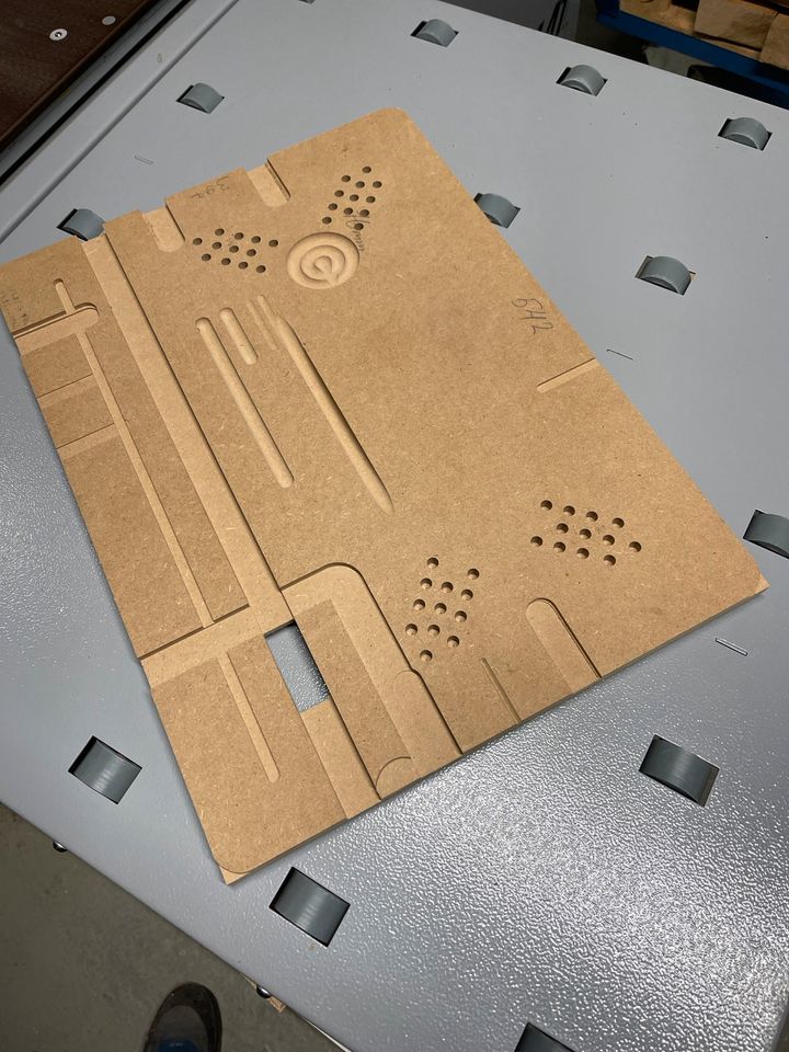 CNC Arbeiten Fräsen Bohren Ausschnitte Holz Platten 3D Objekte in Nittendorf 