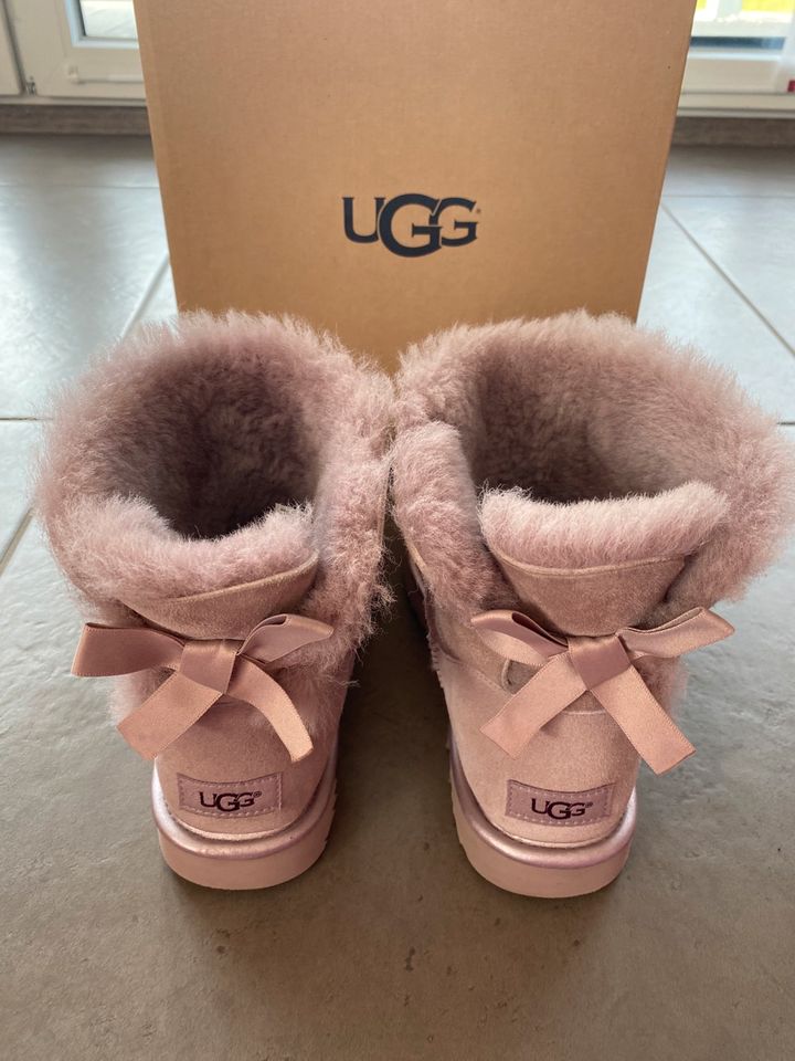 UGG Boots Mini Bailey Bow II Metallic Gr. 39 in Kelheim