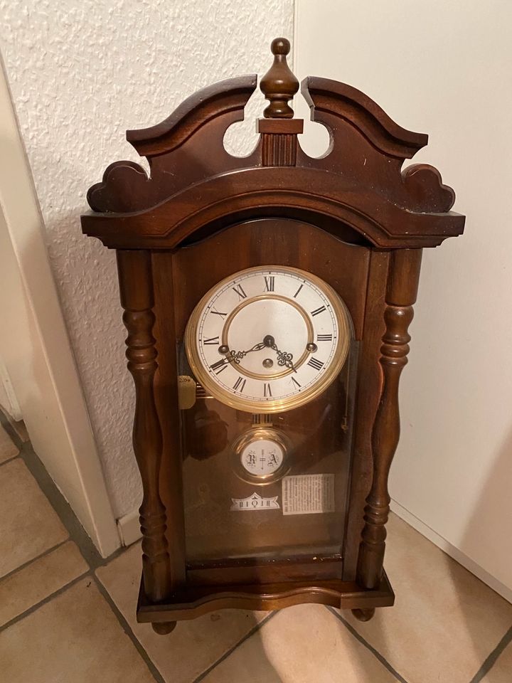 Wanduhr Pendeluhr Nussbaum in Nettetal