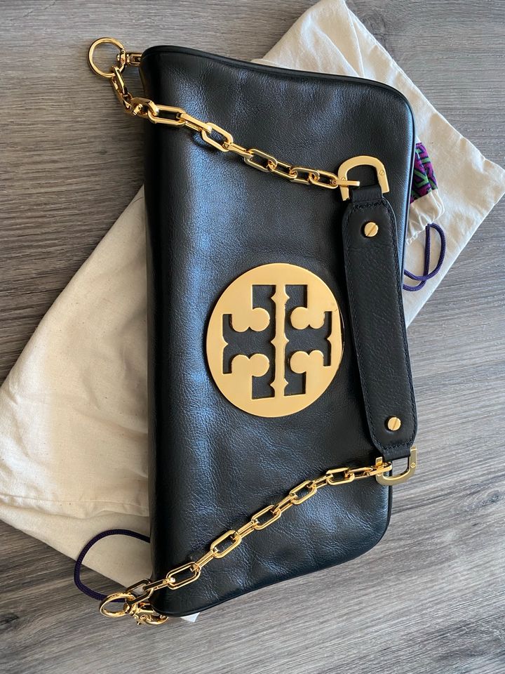 Neue Tory Burch Clutch aus Leder in schwarz Gold in Flensburg