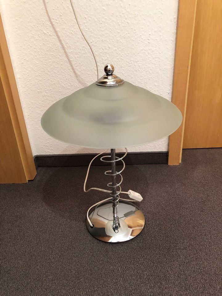 Stehlampe mit Glasschirm in Mettmann