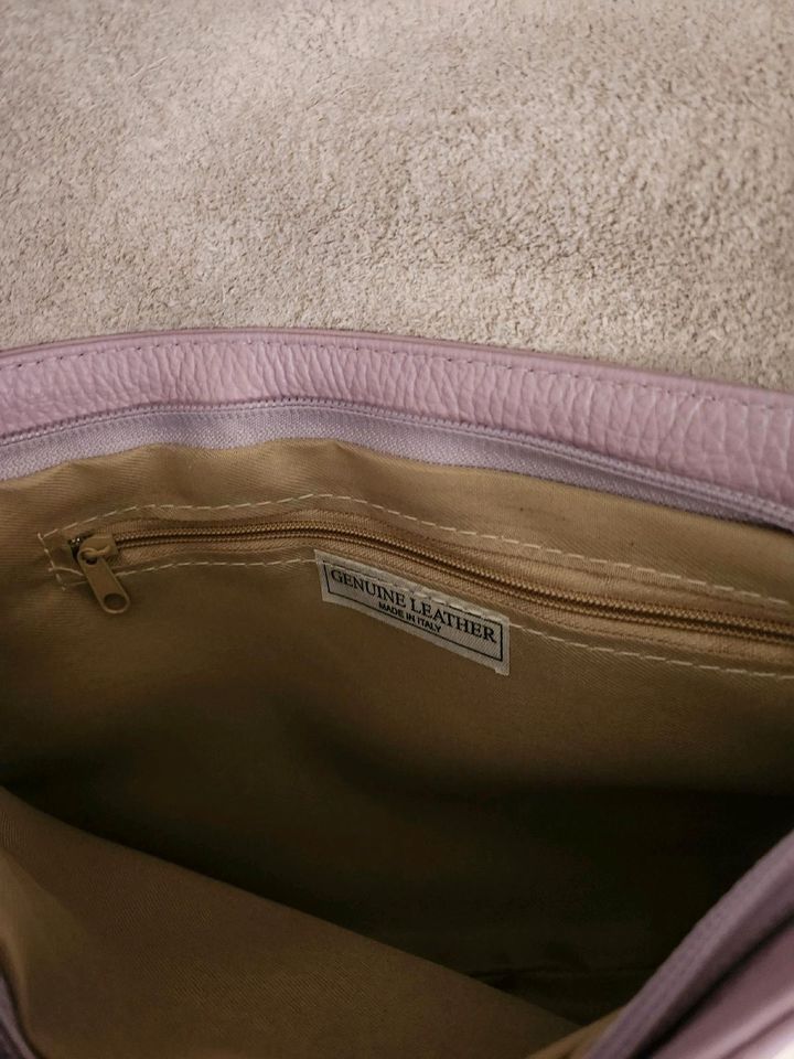 Crossbody bag Tasche Italien Leder neu mit Etikett flieder in Amorbach