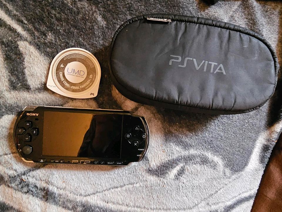 PSP Konsole mit Spielen und einer Tasche in Bochum