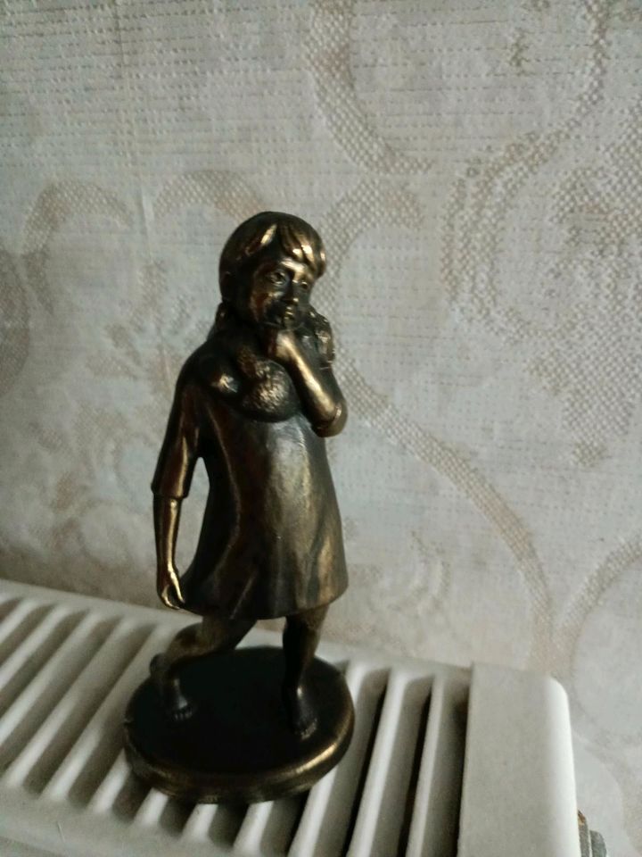 Skulptur Figur Bronze kleines Mädchen mit Teddy in Moormerland