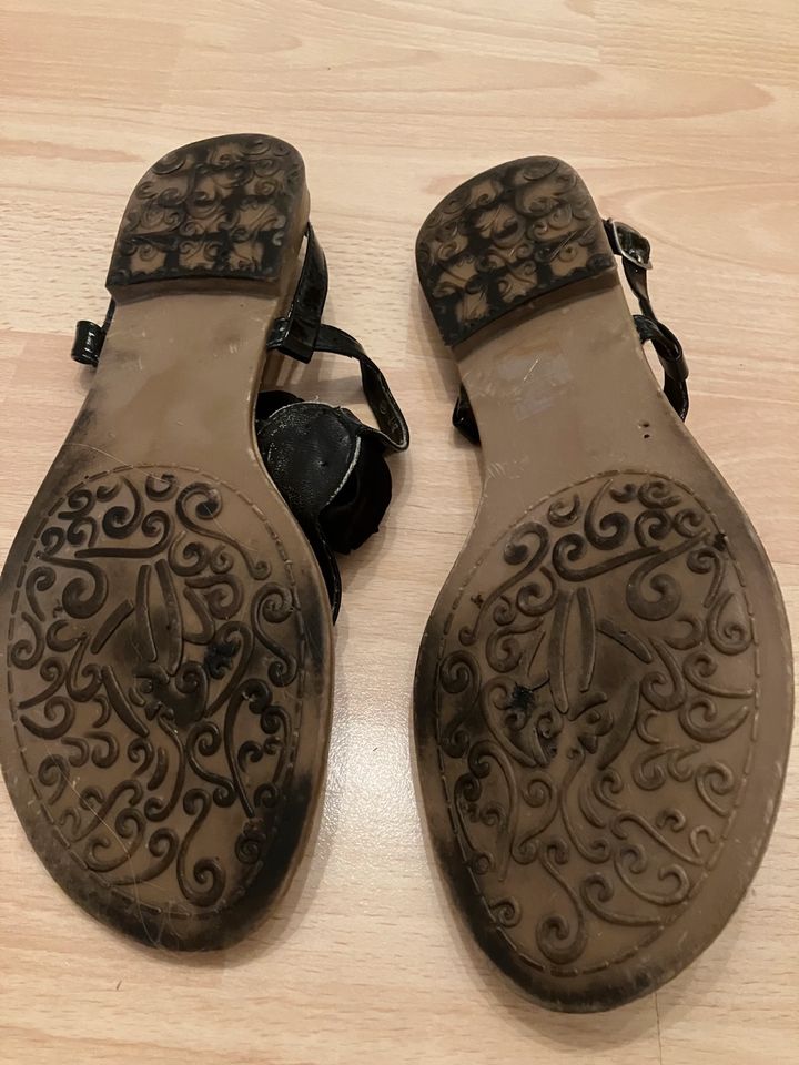 Sale! Edle Sandaletten/Flipflops 41, Lack mit Stoff-Rose in Düsseldorf