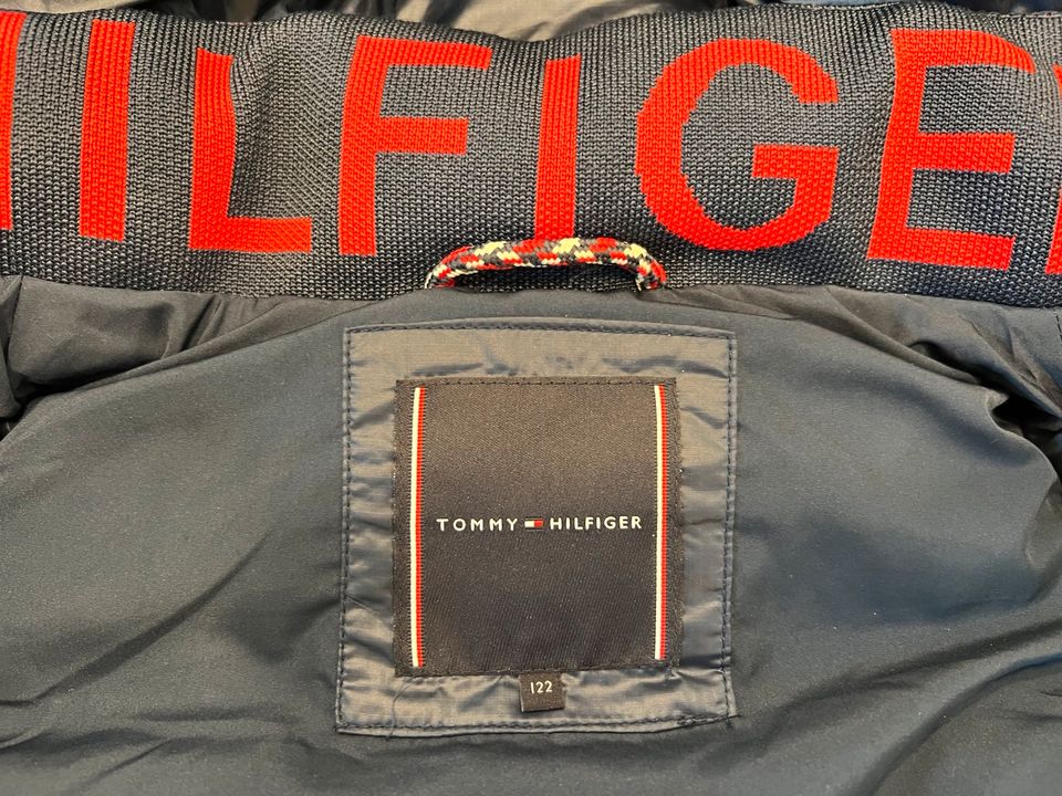 Tommy Hilfiger Daunenweste Gr. 122 in Essenbach