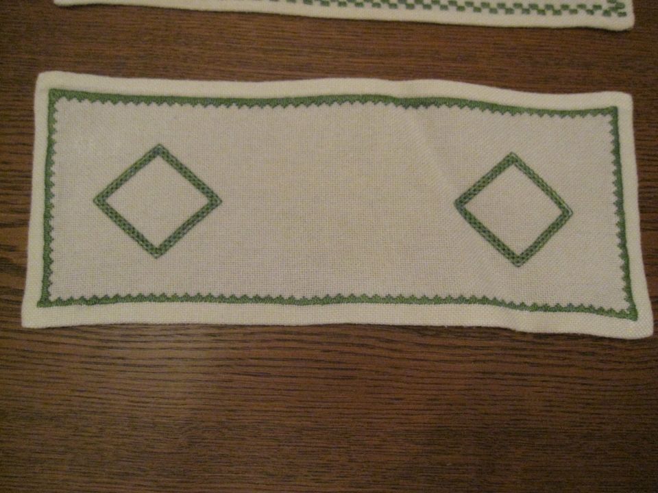 3 Tischdecken beige/grün 36,5 cm x 14,5 cm  + 44,5 cm  + 24 cm in Wagenfeld