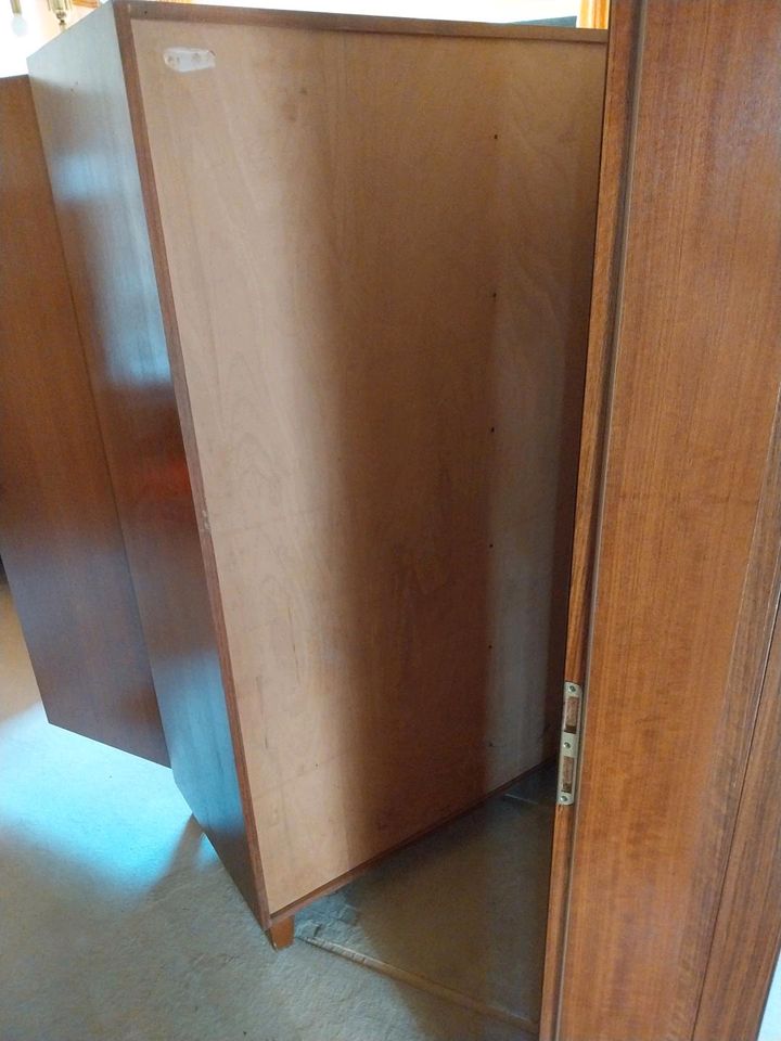 Teak Kleiderschrank Mid Century in Friedrichsdorf