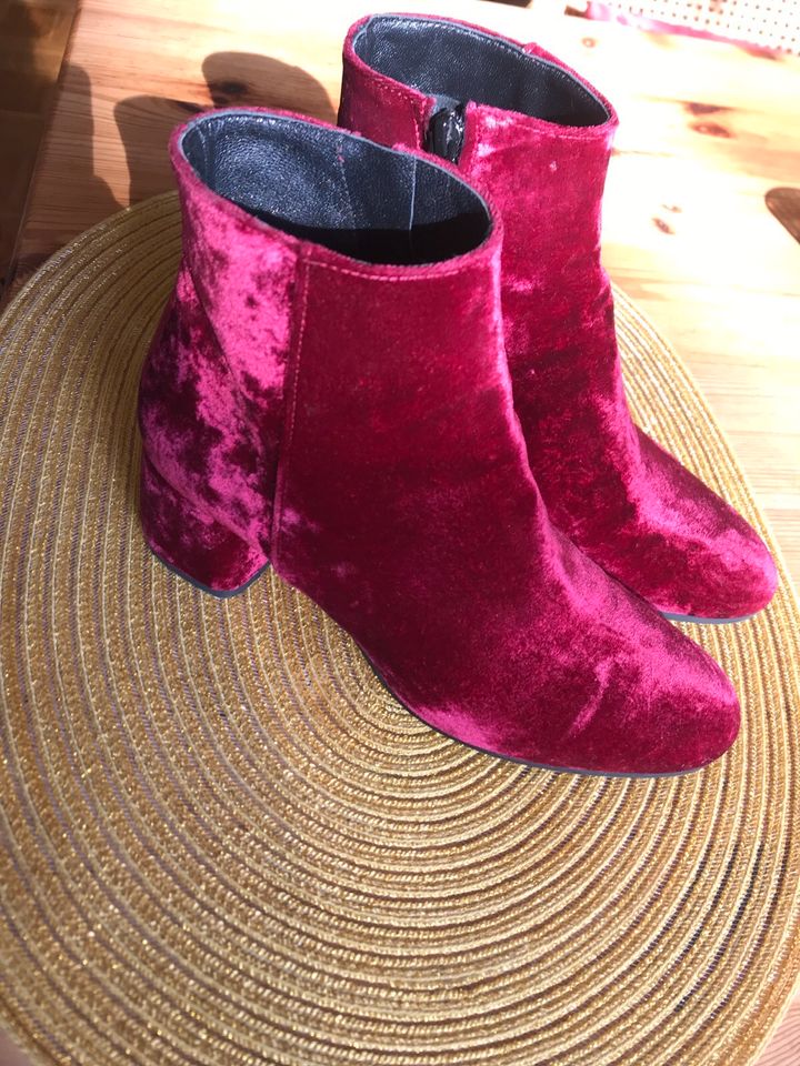 Rote Stiefel ❤️und noch mehr schwarze……….❗️ in Berlin