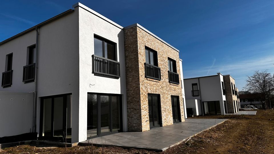 Das neue Zuhause nach den eigenen Wünschen gestalten - moderne Doppelhaushälfte in Bad Münder in Bad Münder am Deister