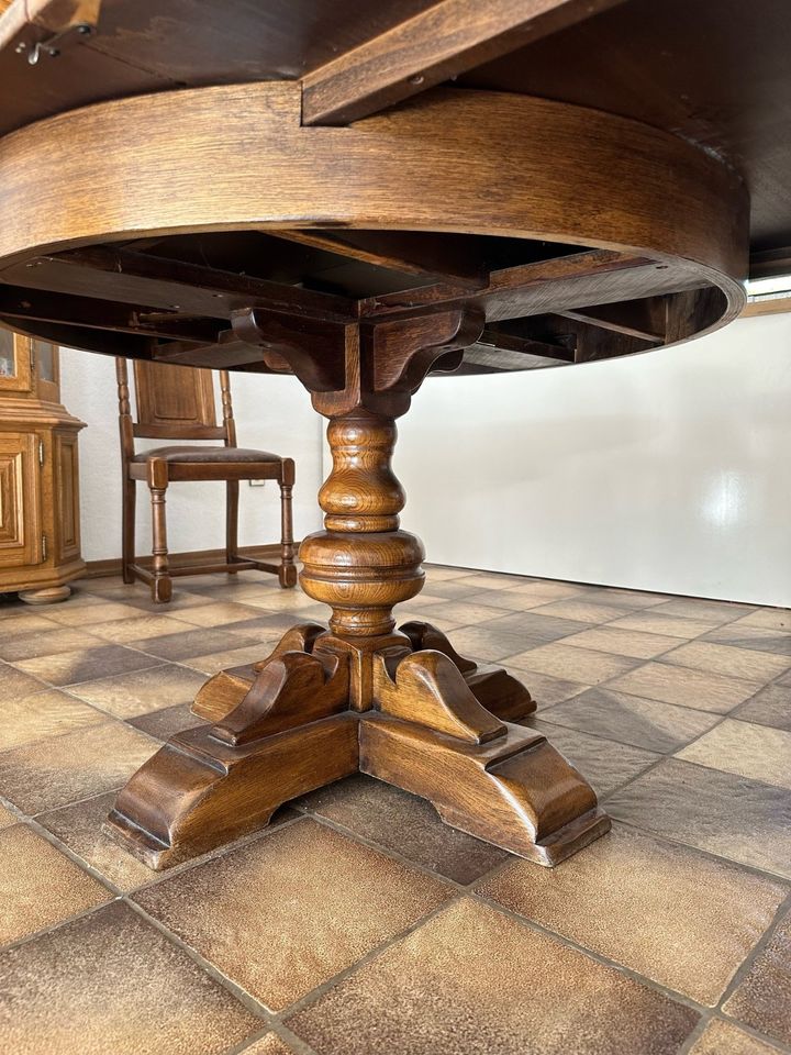 Tisch mit 10 Stühlen und Fliesentisch schönes dunkles Holz in Isernhagen