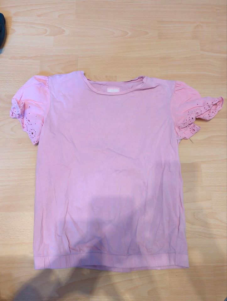 T-Shirt Gr 158 rosa mit Lochstickerei und Bund in Emsbüren