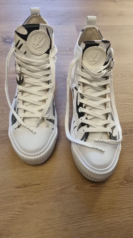 Paar Alexander McQueen Swallow Print High Top Sneaker 44 in Düsseldorf