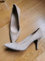 Pumps High Heels 39,5 velours beige Unisa München - Bogenhausen Vorschau
