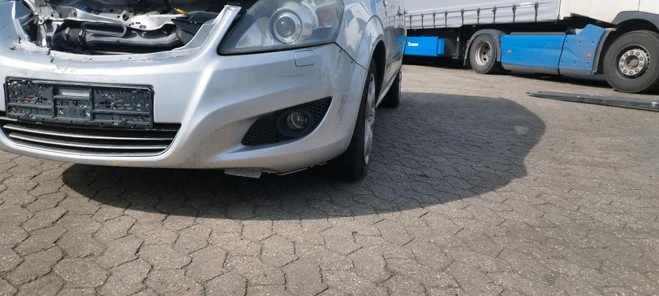 Opel Zafira mit Unfallschaden in Nörvenich