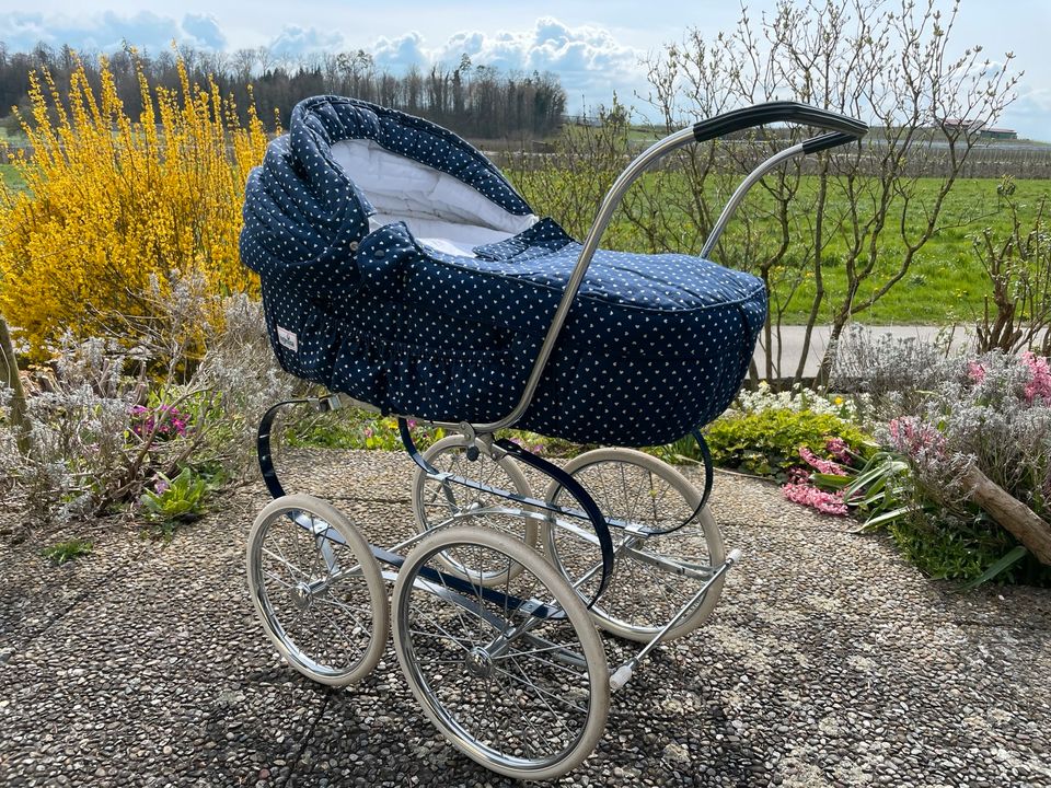 Nostalgischer Kinderwagen von Inglesina mit Weißwandreifen, wie n in Wasserburg