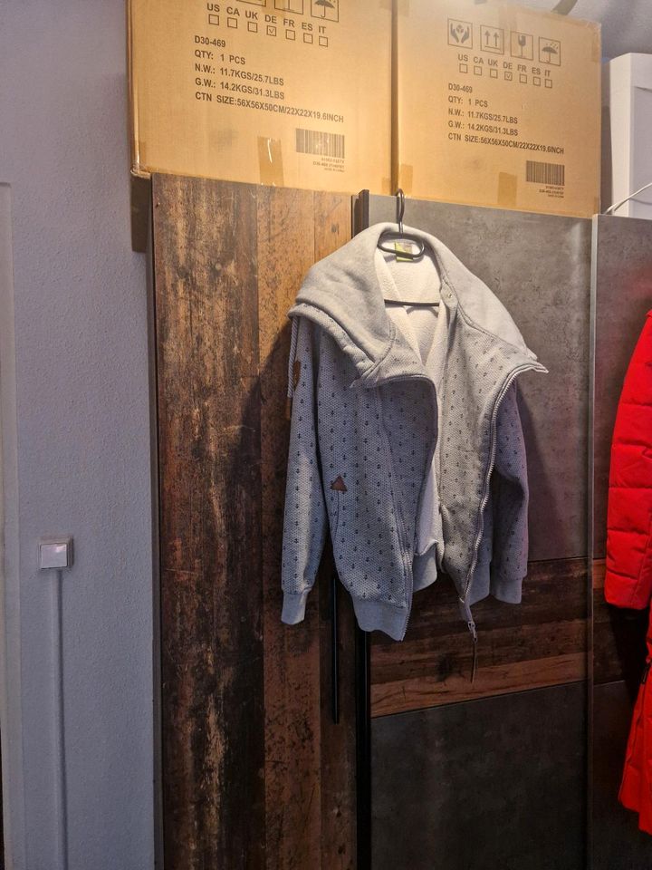 Winterjacken , Übergangsjacken und ein Pullover zu verkaufen in Anklam