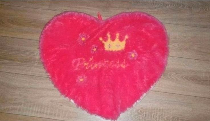 Kinder Teppich Herzform 67cm Rosa Ostergeschenk  in Mömlingen