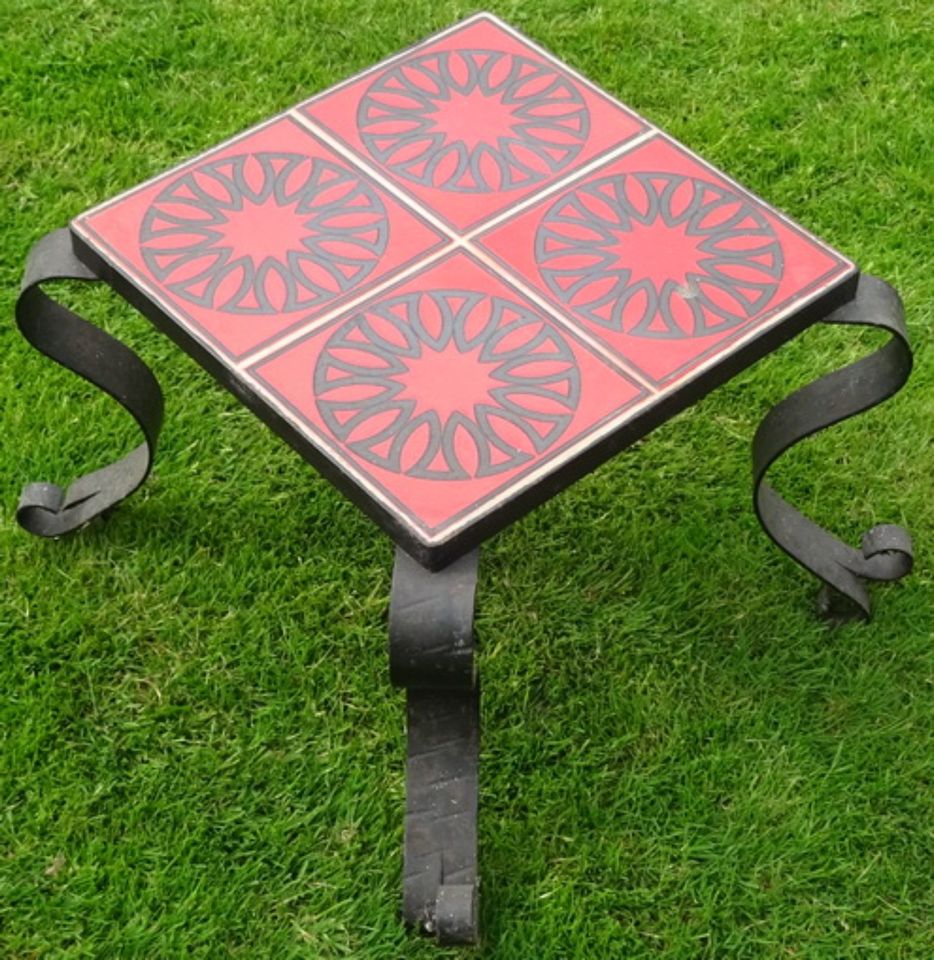 kleiner Tisch: roter Fliesen auf schwarzem Metallgestell in Sonsbeck
