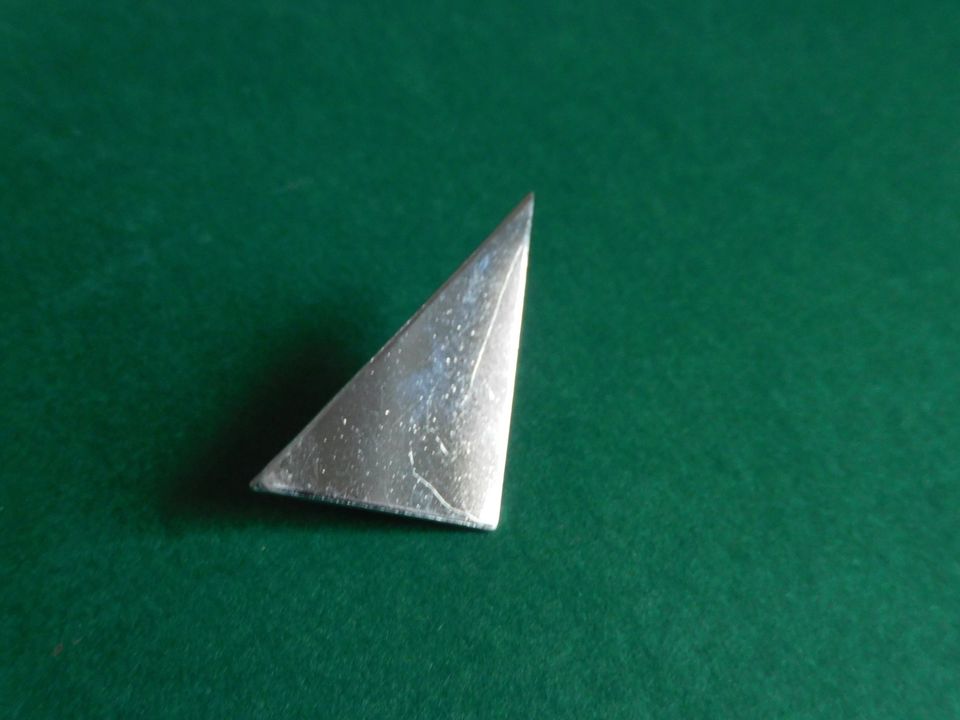 ältere Brosche Dreieck Metall Chromfarben Modeschmuck in Klein Rönnau