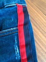 Jeans blau mit Roten Streifen Stuttgart - Stammheim Vorschau