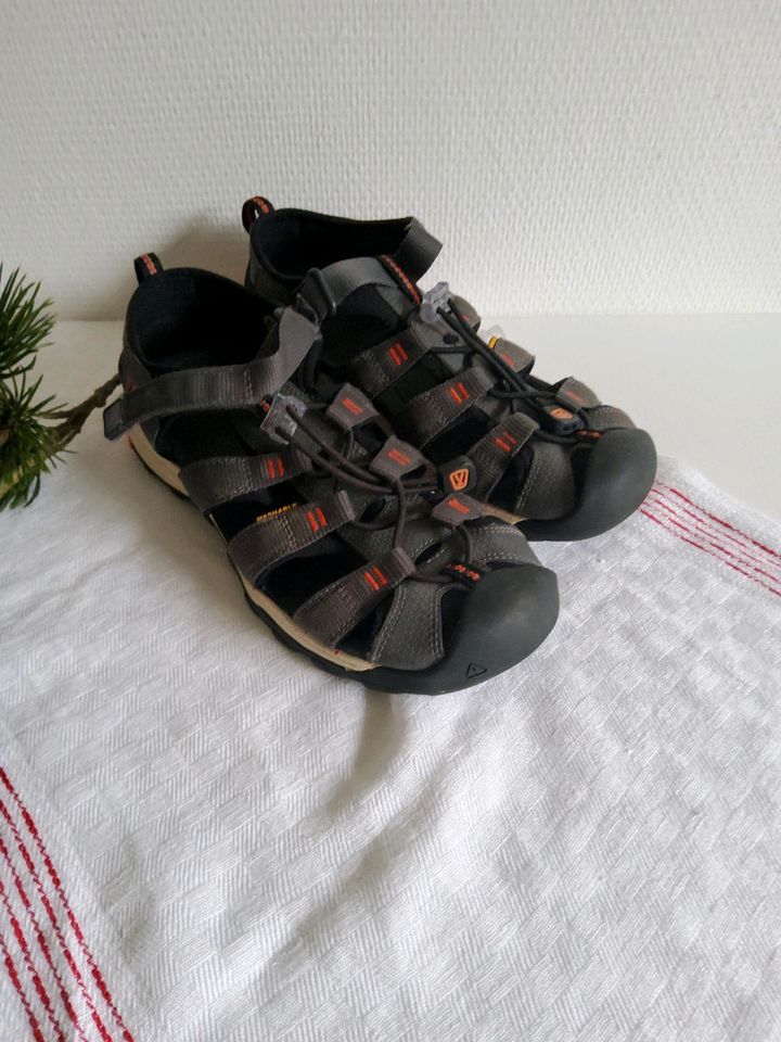 Keen Wanderschuhe Sandalen 38 24,5 grau schwarz orange outdoor in Dinslaken