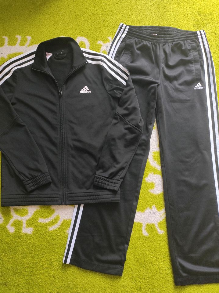 Adidas Jogging Anzug Größe 152 in Zeesen