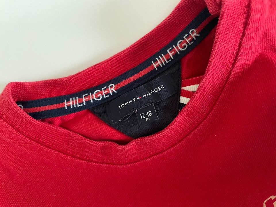 Vier Teile Tommy Hilfiger Gr 80 86 Hose Shirt Shorts Cap Pullover in Stuttgart