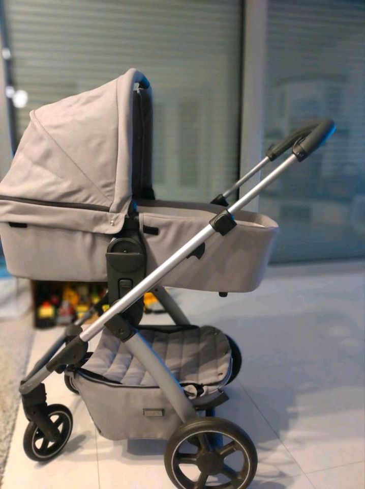 praktischer Kinderwagen Moon mit Buggy/ Sportsitz und Zubehör in Bestensee