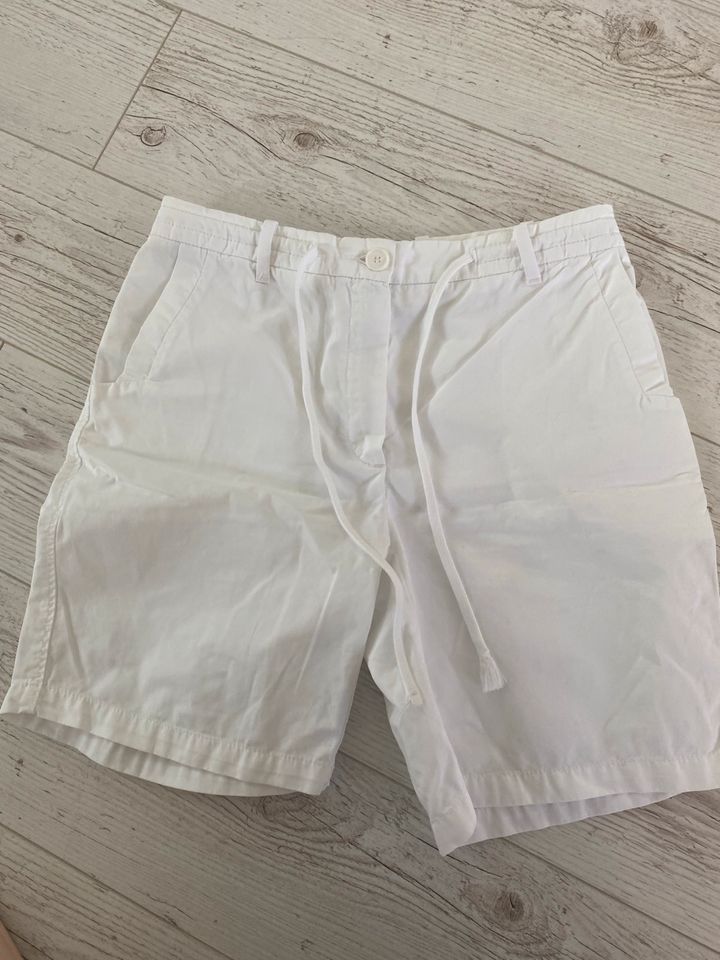 Lacoste Shorts weiß Gr. 30 Hose in Lübeck