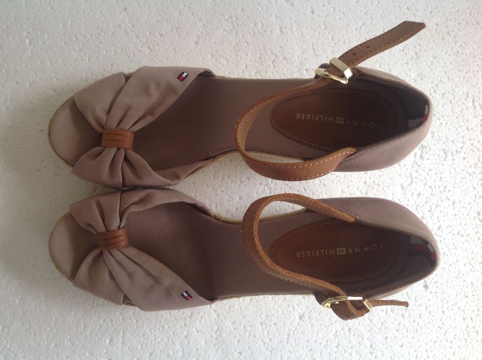 Tommy Hilfiger Keilabsatz Sandalen  Größe 40 in Nürnberg (Mittelfr)