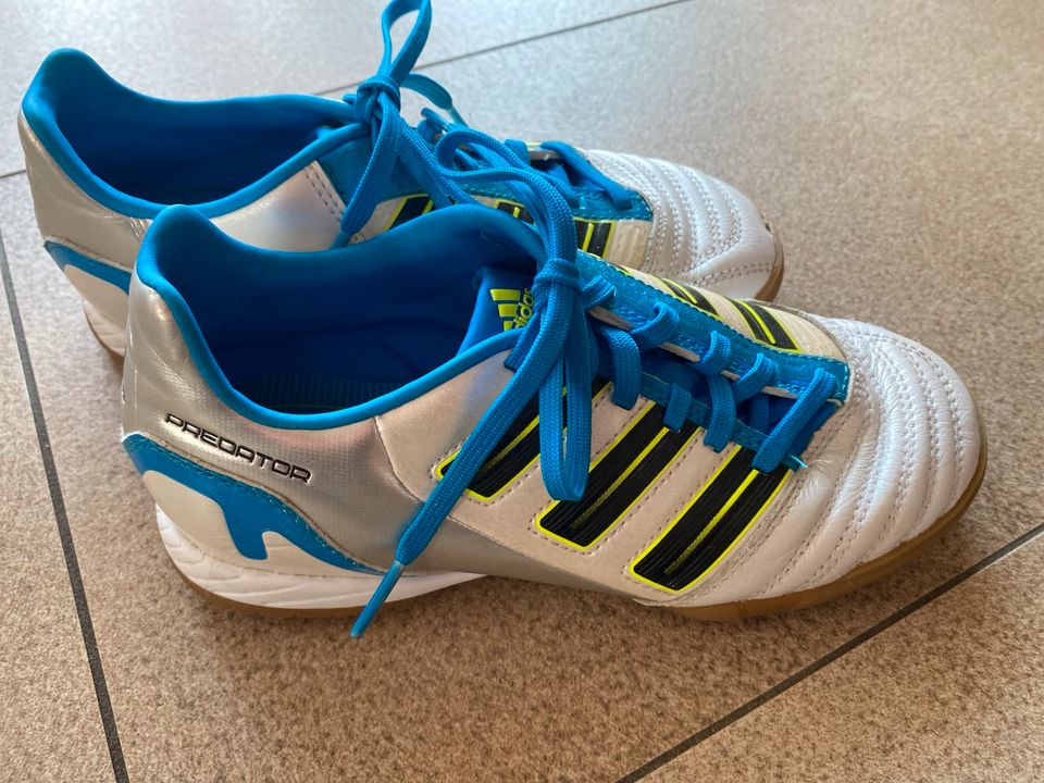 adidas Sportschuhe Gr 33/34 in Bergisch Gladbach