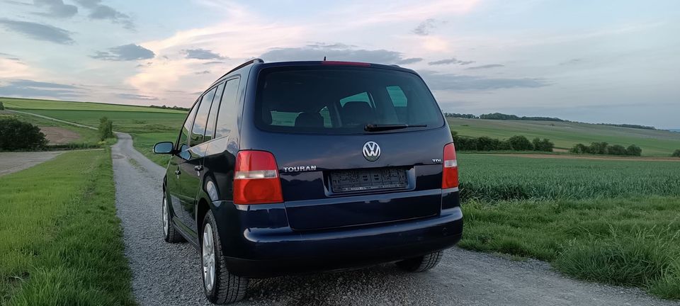 Auto:  VW Touran in Schwanfeld