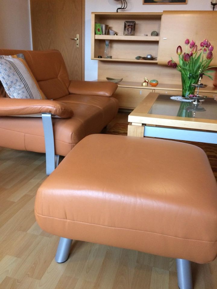 Sofas mit Hocker und Tisch in Heilbronn