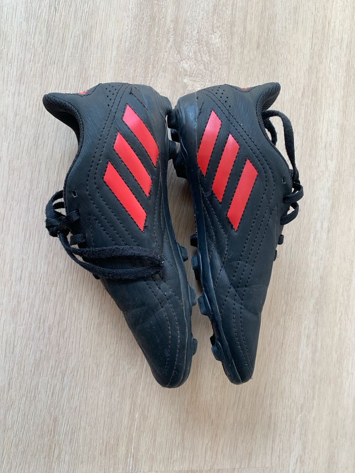 Adidas Fussball Schuhe für Kinder Größe 33 in Rellingen