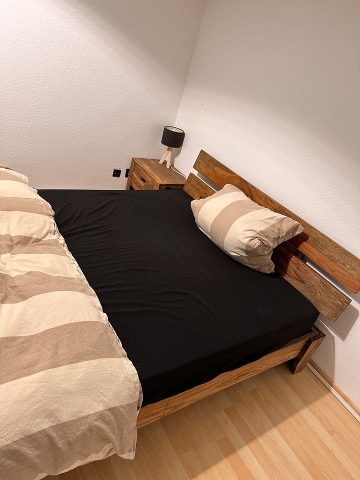 Bett mit Lattenrost, Matratze und Nachttisch (Holz) in Bad Dürrheim