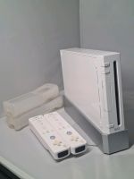 Nintendo Wii Spielekonsole mit zwei Controllern + Zubehör Berlin - Tempelhof Vorschau