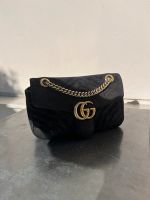 Gucci Marmont Umhängetasche in Schwarz Gold Samt Leder Düsseldorf - Stadtmitte Vorschau