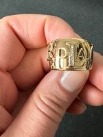 Goldener Ring von Replay NEU mit Steinen und Schriftzug Nordrhein-Westfalen - Ense Vorschau