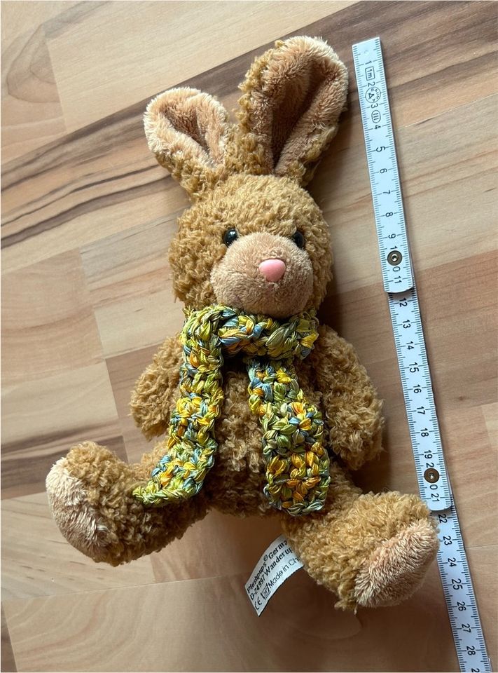 Kuscheltier Hase, braun, Schal bunt, ca. 24 cm, Plushpups in Potsdam